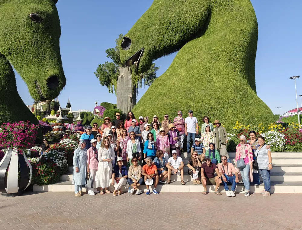 Voyageurs RANDOPEDIA dans un jardin paysager