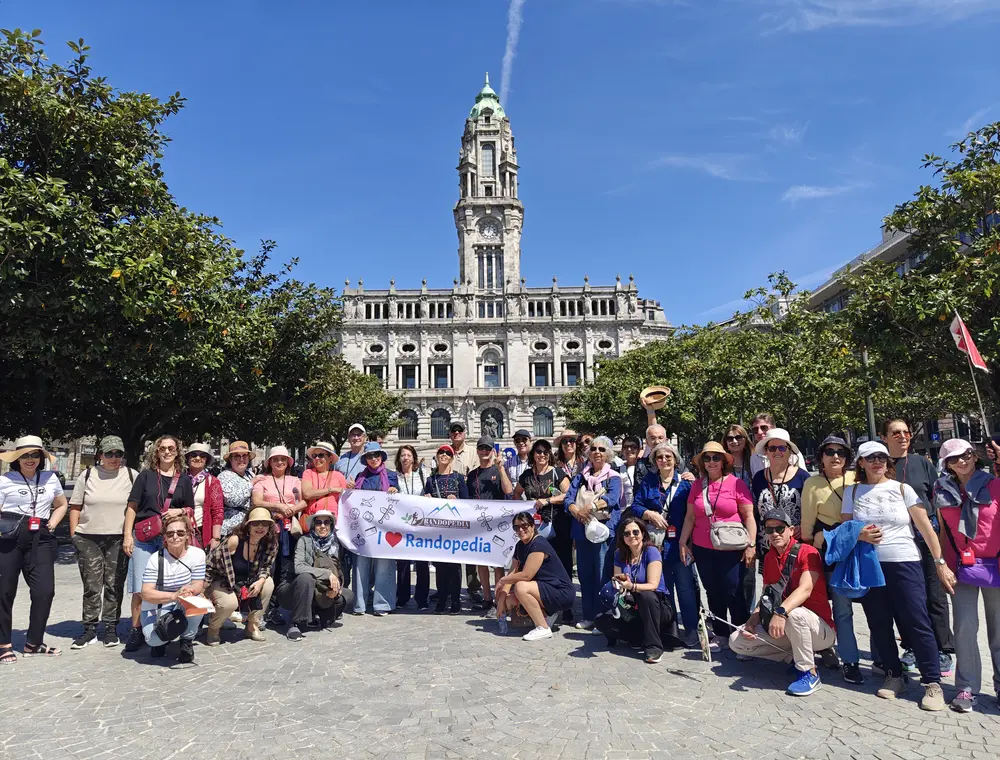 Groupe RANDOPEDIA devant un monument