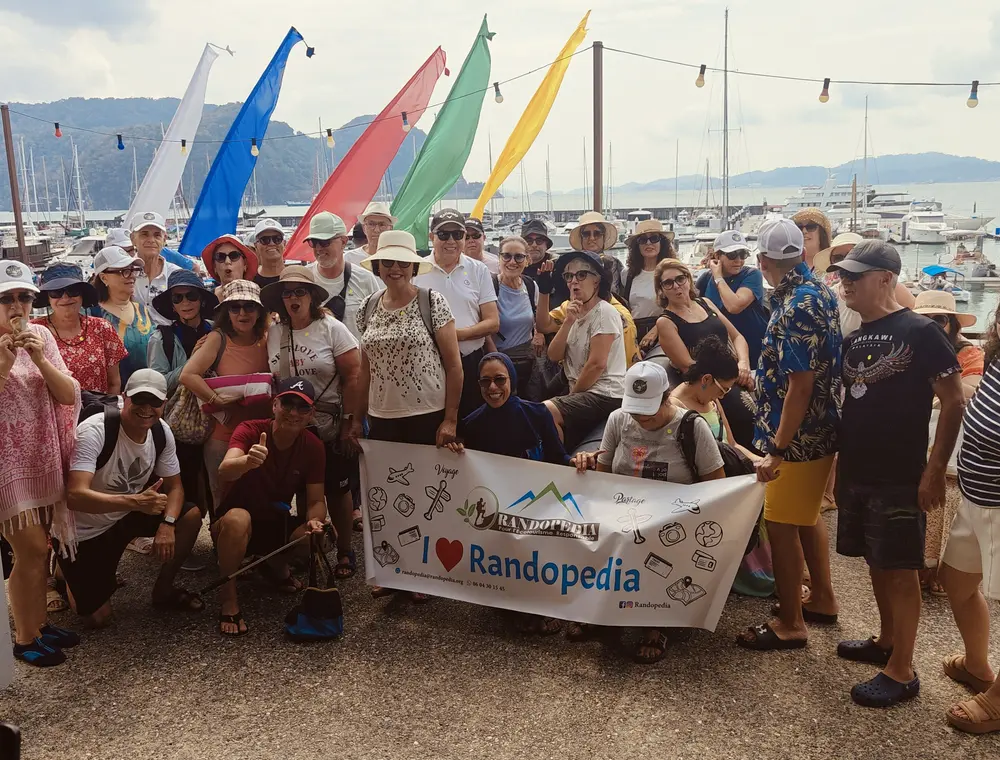 Voyageurs RANDOPEDIA réunis au bord de la mer
