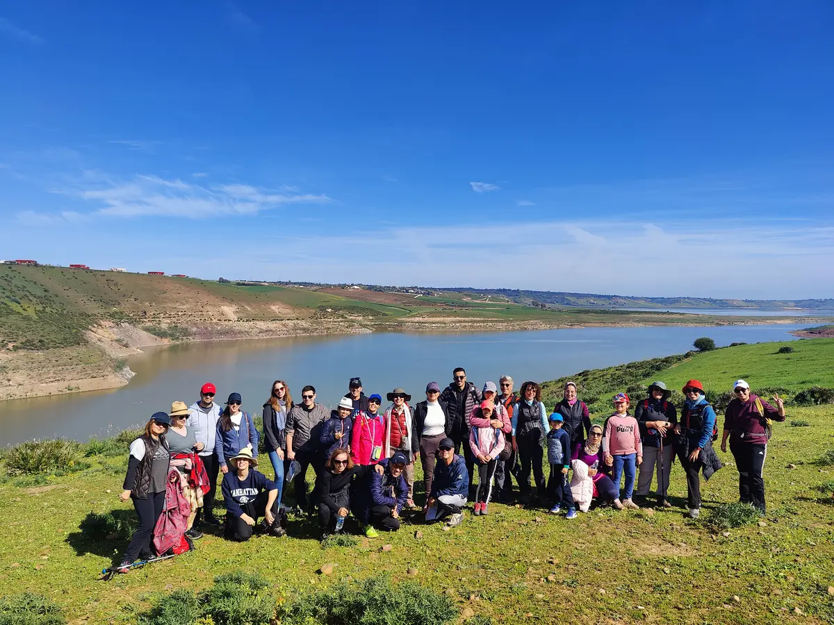 Groupe RANDOPEDIA lors d’une randonnée au bord d’un lac