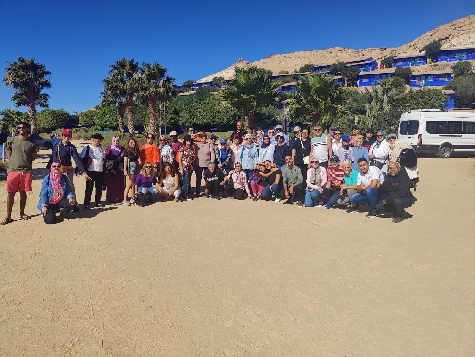 Groupe Randopedia devant Dakhla Attitude, au bord de la lagune
