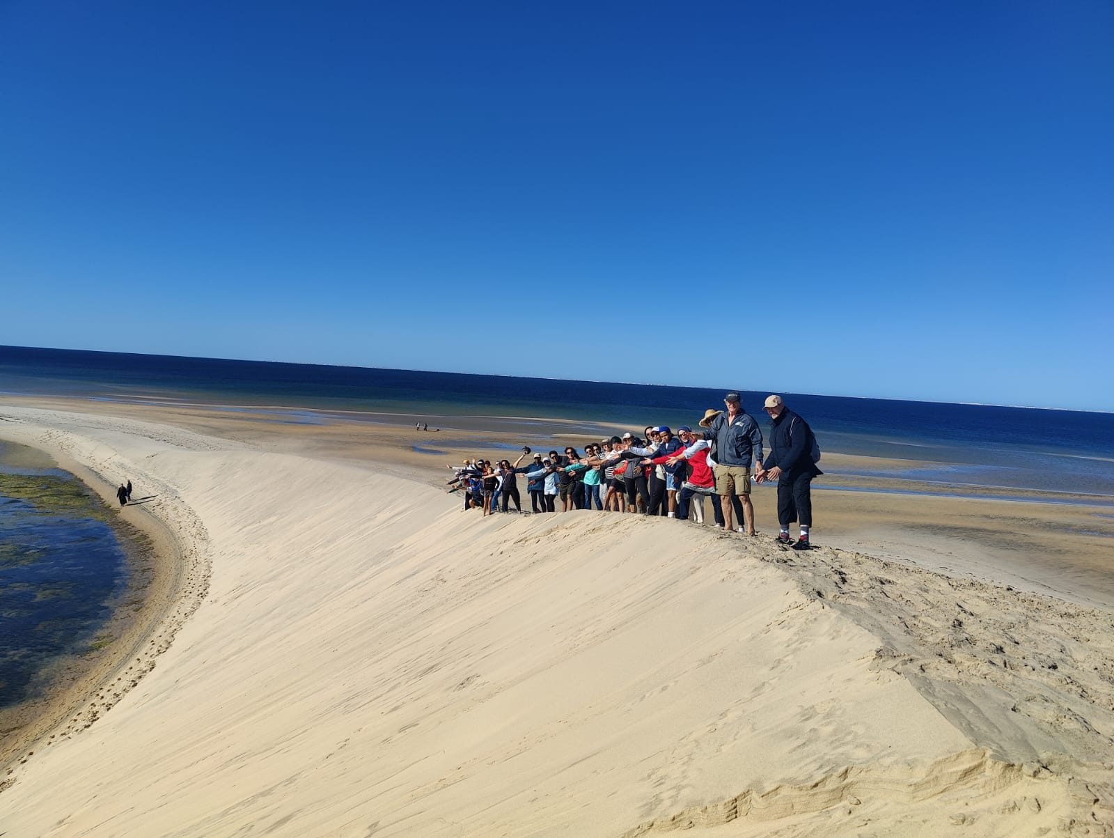 Groupe Randopedia sur la crête de la Dune Blanche de Dakhla