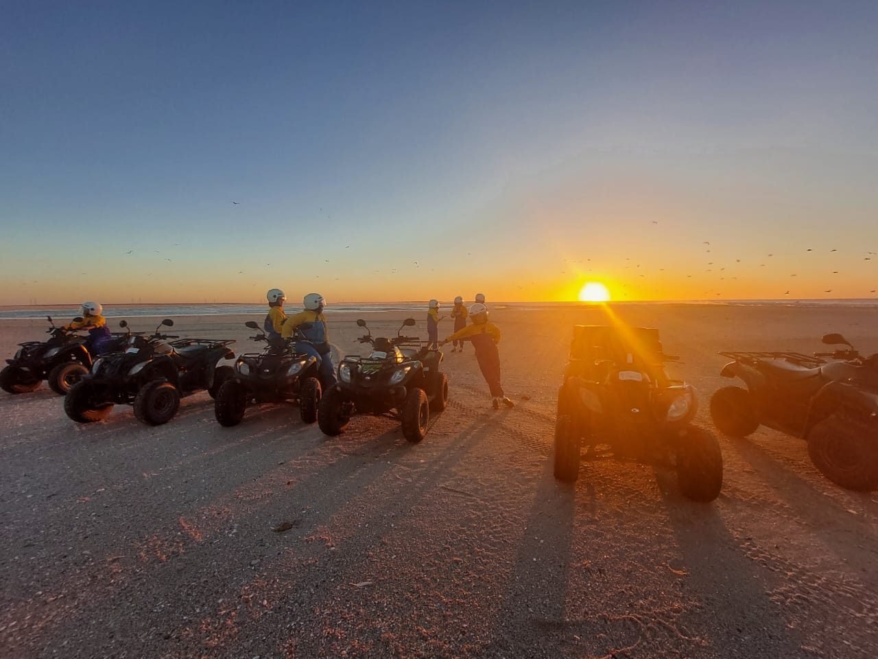 Balade en quad au coucher du soleil sur la plage de Dakhla
